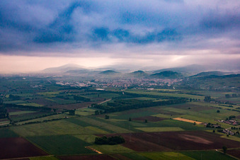 Berge am Rand des Odenwalds bei Morgendunst in Heppenheim im Bundesland Hessen, Deutschland