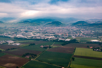 Luftbild von Berge am Rand des Odenwalds bei Morgendunst in Heppenheim im Bundesland Hessen, Deutschland