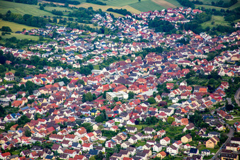 Ortsansicht der Straßen und Häuser der Wohngebiete im Ortsteil Jöhlingen in Walzbachtal im Bundesland Baden-Württemberg, Deutschland