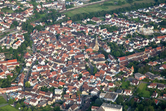 Ortsansicht der Straßen und Häuser der Wohngebiete im Ortsteil Heidelsheim in Bruchsal im Bundesland Baden-Württemberg, Deutschland