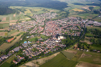 Luftbild von Ortsansicht der Straßen und Häuser der Wohngebiete im Ortsteil Heidelsheim in Bruchsal im Bundesland Baden-Württemberg, Deutschland