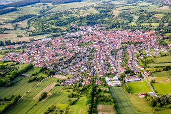 Ortsansicht der Straßen und Häuser der Wohngebiete in Unteröwisheim in Kraichtal im Bundesland Baden-Württemberg, Deutschland