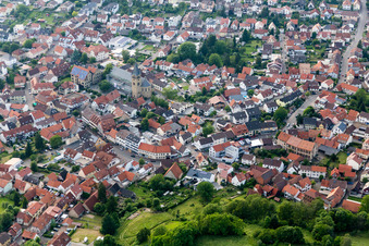 Kirchengebäude im Altstadt- Zentrum der Innenstadt in Östringen im Bundesland Baden-Württemberg, Deutschland