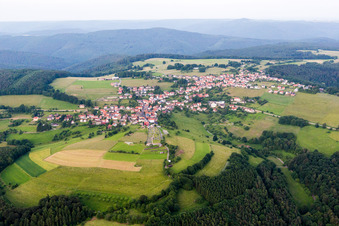 Dorf - Ansicht am Rande von landwirtschaftlichen Feldern und Nutzflächen in Rothenberg in Oberzent im Bundesland Hessen, Deutschland