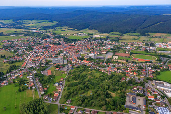 BECHTOLD & SOHN GmbH & Co. KG und Grundschule in der Stried im Ortsteil Beerfelden in Oberzent im Bundesland Hessen, Deutschland
