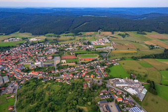 Luftaufnahme von Hirschhorner Straße mit Sauter Omnibusreisen und  Braun & Wettberg Feinbürstenmanufaktur GmbH Neckartal-Odenwald im Ortsteil Beerfelden in Oberzent im Bundesland Hessen, Deutschland