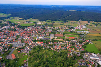 Schrägluftbild von Hirschhorner Straße mit Sauter Omnibusreisen und  Braun & Wettberg Feinbürstenmanufaktur GmbH Neckartal-Odenwald im Ortsteil Beerfelden in Oberzent im Bundesland Hessen, Deutschland