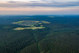 Luftbild von Dorf - Ansicht am Rande von landwirtschaftlichen Feldern und Nutzflächen im Ortsteil Weiten-Gesäß in Michelstadt im Bundesland Hessen, Deutschland
