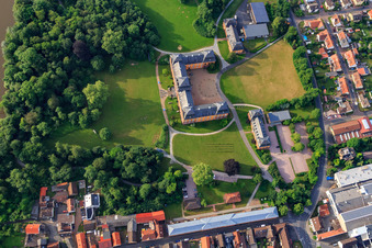 Schlosspark mit Weingut Fürst Löwenstein,  Châteauform’ Schloss Löwenstein in Kleinheubach im Bundesland Bayern, Deutschland