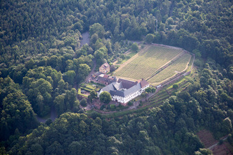 Luftbild von Gebäudekomplex des Klosters Franziskanerkloster Engelberg in Großheubach im Bundesland Bayern, Deutschland