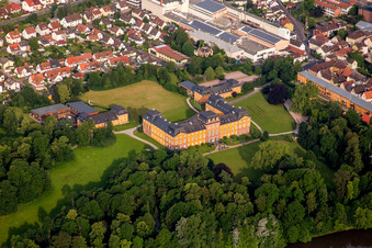 Luftbild von Gebäudekomplex im Schloßpark von Schloß Châteauform’ Schloss Löwenstein in Kleinheubach im Bundesland Bayern, Deutschland