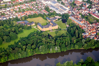 Schrägluftbild von Gebäudekomplex im Schloßpark von Schloß Châteauform’ Schloss Löwenstein in Kleinheubach im Bundesland Bayern, Deutschland