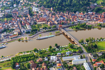 Wohnmobilstellplatz Miltenberg und Campingplatz "MainCamping" Miltenberg am Mainufer und Mainbrücke zur Miltenberger Altstadt im Bundesland Bayern, Deutschland