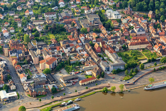 Klostergarten und Mainparkplatz vor der Altstadt in Miltenberg im Bundesland Bayern, Deutschland