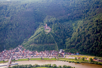 Ruine und Mauerreste der ehemaligen Burganlage und Feste Burg Freudenburg in Freudenberg im Bundesland Baden-Württemberg, Deutschland