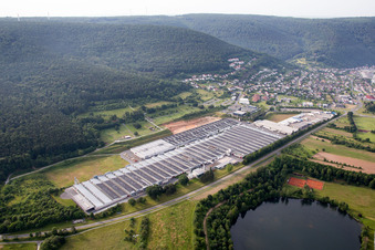 Luftbild von Gebäude und Produktionshallen auf dem Werksgelände Rauch Möbelwerke GmbH in Freudenberg im Bundesland Baden-Württemberg, Deutschland
