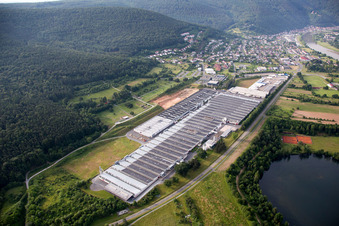 Luftaufnahme von Gebäude und Produktionshallen auf dem Werksgelände Rauch Möbelwerke GmbH in Freudenberg im Bundesland Baden-Württemberg, Deutschland