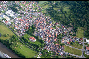 Luftbild von Gebäudekomplex im Schloßpark von Schloß Fechenbach im Ortsteil Fechenbach in Collenberg im Bundesland Bayern, Deutschland