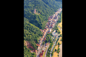 Henneburg über dem Dorf am Mainufer mit  Campingplatz Boots-Marina aus Südwesten im Ortsteil Hofthiergarten in Stadtprozelten im Bundesland Bayern, Deutschland