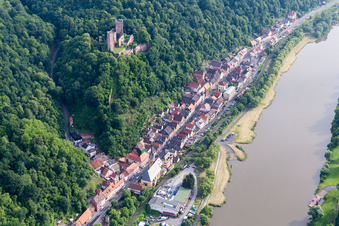 Burgruine Henneburg am Hang über dem Dorfkern an den Fluß- Uferbereichen des Main in Stadtprozelten im Ortsteil Hofthiergarten im Bundesland Bayern, Deutschland
