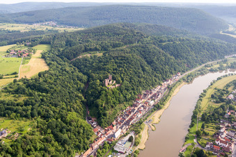 Luftbild von Burgruine Henneburg am Hang über dem Dorfkern an den Fluß- Uferbereichen des Main in Stadtprozelten im Ortsteil Hofthiergarten im Bundesland Bayern, Deutschland