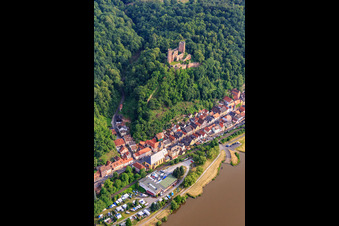 Luftbild von Henneburg über dem Dorf am Mainufer mit  Campingplatz Boots-Marina aus Südwesten im Ortsteil Hofthiergarten in Stadtprozelten im Bundesland Bayern, Deutschland