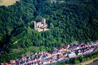 Ruine der ehemaligen Burganlage  Henneburg am Mainufer in Stadtprozelten im Ortsteil Hofthiergarten im Bundesland Bayern, Deutschland
