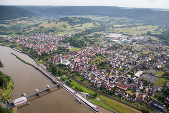 Stadtzentrum im Innenstadtbereich am Ufer des Flußverlaufes des Main in Faulbach im Bundesland Bayern, Deutschland