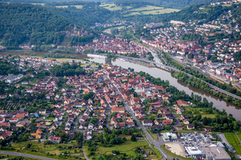 Ortschaft an den Fluss- Uferbereichen des Main zwischen Wertheim und Kreuzwertheim im Bundesland Bayern, Deutschland