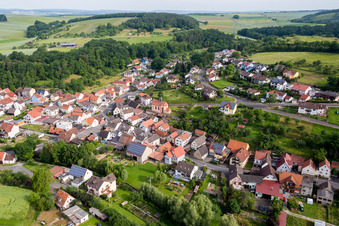 Luftbild von Dorf - Ansicht am Rande von landwirtschaftlichen Feldern und Nutzflächen in Wüstenzell in Holzkirchen im Bundesland Bayern, Deutschland