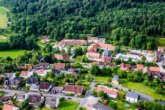 Luftbild von Gebäudekomplex des ehemaligen Klosters und heutigen Benediktushof - Zentrum für Meditation und Achtsamkeit Seminar- und Tagungszentrum GmbH in Holzkirchen im Bundesland Bayern, Deutschland