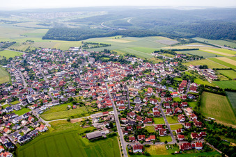 Dorf - Ansicht am Rande von landwirtschaftlichen Feldern und Nutzflächen in Waldbrunn im Bundesland Bayern, Deutschland