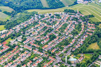 St. Alfons und Hans-Löffler-Straße mit Auferstehungskirche im Ortsteil Frauenland in Würzburg im Bundesland Bayern, Deutschland