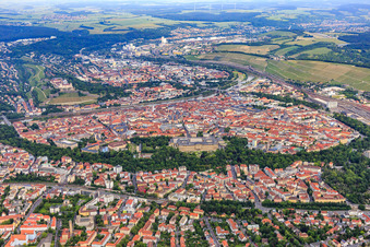 Übersicht Altstadt mit Residenz Würzburg und Hofgarten aus Osten im Bundesland Bayern, Deutschland