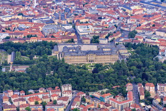 Luftbild von Übersicht Altstadt mit  Residenz Würzburg und Hofgarten aus Osten im Bundesland Bayern, Deutschland