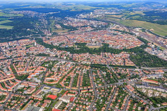 Übersicht Wittelsbacher Straße über Altstadt mit Residenz Würzburg und Hofgarten bis zum Main aus Osten im Ortsteil Frauenland im Bundesland Bayern, Deutschland