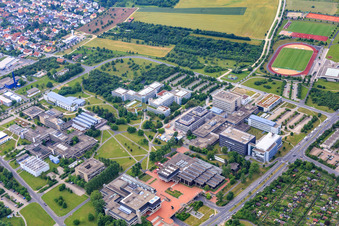 Campus Hubland Süd mit Universitätsbibliothek Würzburg, Universität Würzburg Technische Physik und Biozentrum der Julius-Maximilians-Universität Würzburg im Ortsteil Frauenland im Bundesland Bayern, Deutschland
