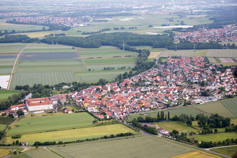 Schrägluftbild von Ortsteil Heidenfeld in Röthlein im Bundesland Bayern, Deutschland