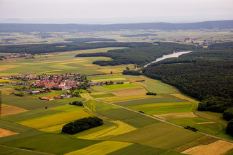 Dorfkern an den See- Uferbereichen des Ellertshäuser See im Ortsteil Ebertshausen in Üchtelhausen im Bundesland Bayern, Deutschland