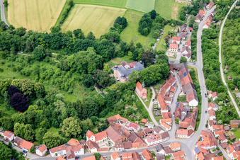 Gebäude und Parkanlagen am Herrenhaus des Gutshauses - Landgut in Waltershausen in Saal an der Saale im Bundesland Bayern, Deutschland