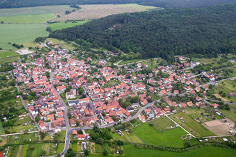 Ortsansicht der Straßen und Häuser der Wohngebiete im Ortsteil Queienfeld in Grabfeld im Bundesland Thüringen, Deutschland