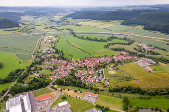 Dorf - Ansicht am Rande von landwirtschaftlichen Feldern und Nutzflächen in Einhausen im Bundesland Thüringen, Deutschland