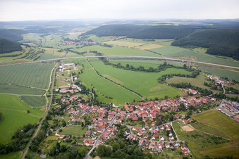 Luftbild von Dorf - Ansicht am Rande von landwirtschaftlichen Feldern und Nutzflächen in Einhausen im Bundesland Thüringen, Deutschland
