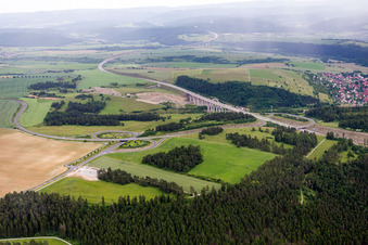 Autobahn- Abfahrt Meiningen Nord und Zufahrt der BAB A71 in Rohr im Bundesland Thüringen, Deutschland