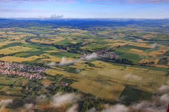 Dorfansicht am Otterbach aus Süden im Ortsteil Kleinsteinfeld in Niederotterbach im Bundesland Rheinland-Pfalz, Deutschland