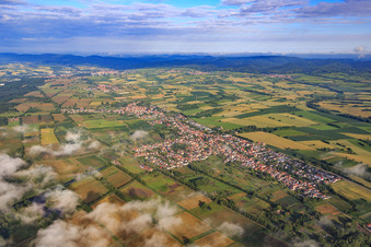Dorfübersicht unter Wolken am Viehstrich aus Südosten in Steinfeld im Bundesland Rheinland-Pfalz, Deutschland