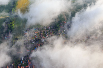 Wolfsgangskirche unter Wolken in Freckenfeld im Bundesland Rheinland-Pfalz, Deutschland