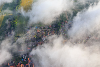 Luftbild von Wolfsgangskirche unter Wolken in Freckenfeld im Bundesland Rheinland-Pfalz, Deutschland