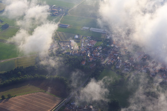 Protestantische Kirche unter Wolken in Minfeld im Bundesland Rheinland-Pfalz, Deutschland