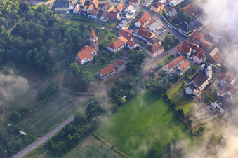 Luftbild von Protestantische und Katholische Kirche unter Wolken in Minfeld im Bundesland Rheinland-Pfalz, Deutschland